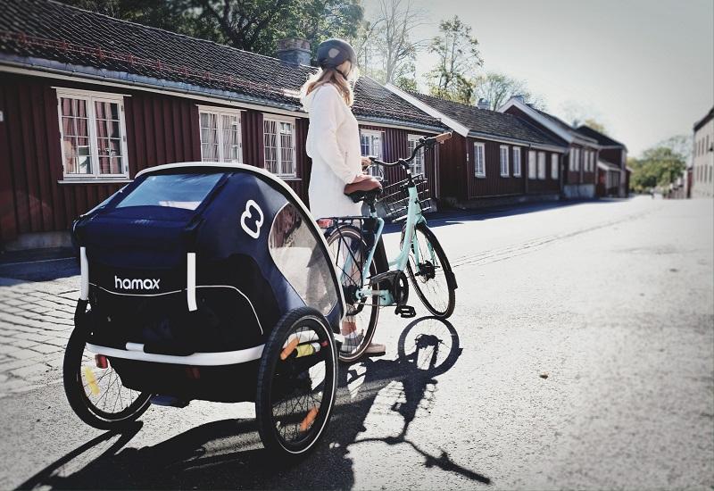 HAMAX Outback 2v1 – dvojmiestny vozík za bicykel vr. ramená + kočíkovú set – Navy Blue, polohovacie