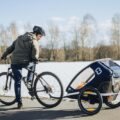 HAMAX Outback One – jednomiestny vozík za bicykel vr. ramená + kočíkovú set – Navy Blue, polohovacie