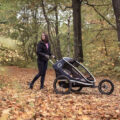 HAMAX Outback One – jednomiestny vozík za bicykel vr. ramená + kočíkovú set – Navy/White, polohov
