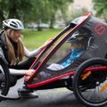 HAMAX Outback One – jednomiestny vozík za bicykel vr. ramená + kočíkovú set – Grey/Red/Antr, polohov