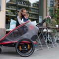 HAMAX Outback One – jednomiestny vozík za bicykel vr. ramená + kočíkovú set – Grey/Red/Antr, polohov