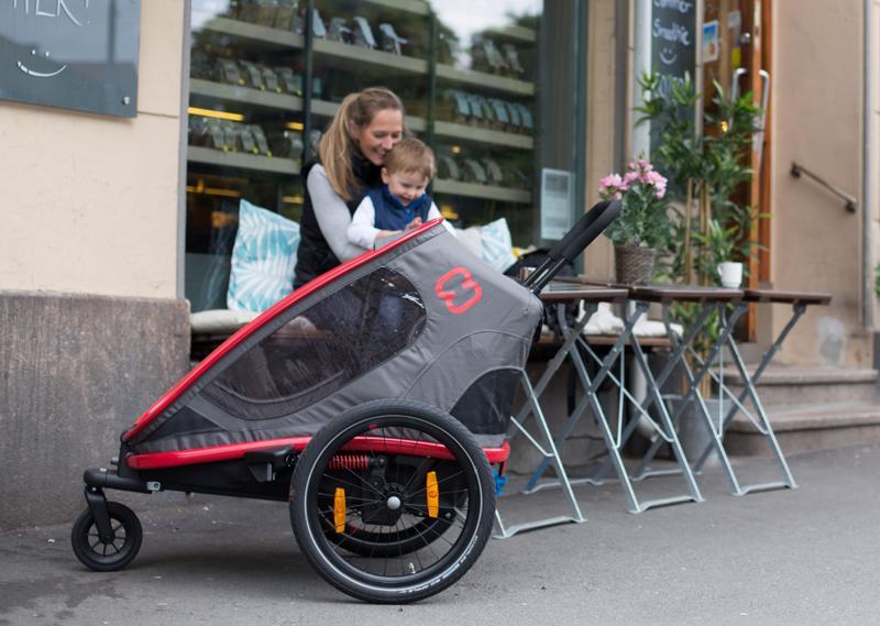 HAMAX Outback One – jednomiestny vozík za bicykel vr. ramená + kočíkovú set – Grey/Red/Antr, polohov