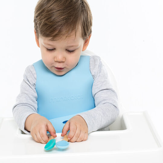 MINIKOIOI Podbradník silikónový s vreckom – Bubble Beige