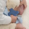 NATTOU Hryzačka silikónová bez BPA s bavlnenou dečkou 28 x 28 cm blue