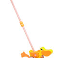 TEDDIES Strkadlo Kačička tlačiaca s tyčkou drevená 55 cm, 12m+