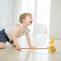 TEDDIES Strkadlo Kačička tlačiaca s tyčkou drevená 55 cm, 12m+