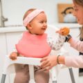 BABYONO Podbradník mäkký plastový s vreckom bez BPA coral 6m+