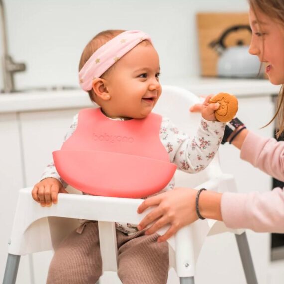 BABYONO Podbradník mäkký plastový s vreckom bez BPA coral 6m+