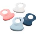 BABYONO Podbradník mäkký plastový s vreckom bez BPA coral 6m+