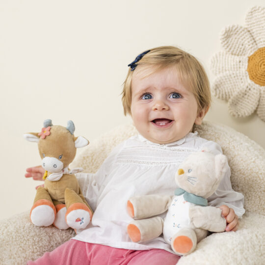 NATTOU Kravička plyšová prítulná Mila 20 cm Mila, Zoe & Lana