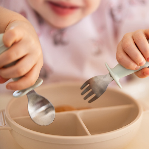 BABYONO Príbor detský so zábranou mintový 12m+
