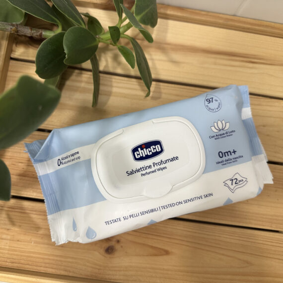 CHICCO Prostriedok prací detský Sensitive 1,5 l (27 praní) + vlhčené obrúsky 72 ks zadarmo