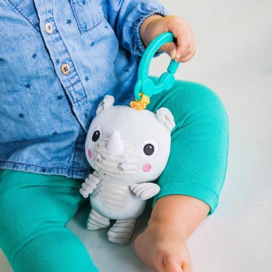 BRIGHT STARTS Hrkálka plyšová na C krúžku Také'n Shake nosorožec 0m+