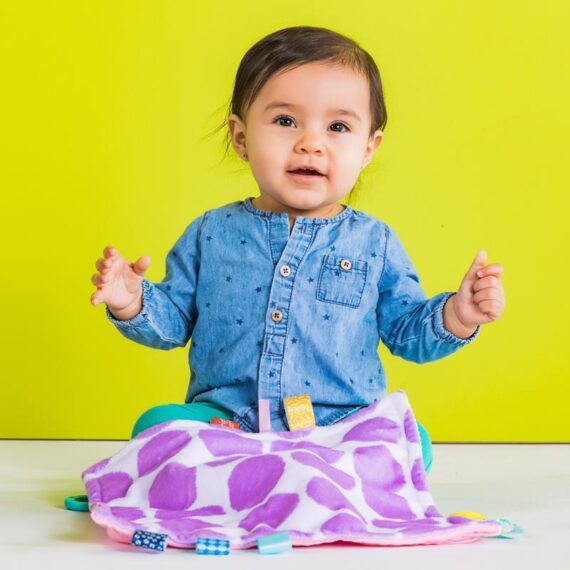 BRIGHT STARTS Maznacia dečka na C krúžku Little Taggies fialové bodky 0m+