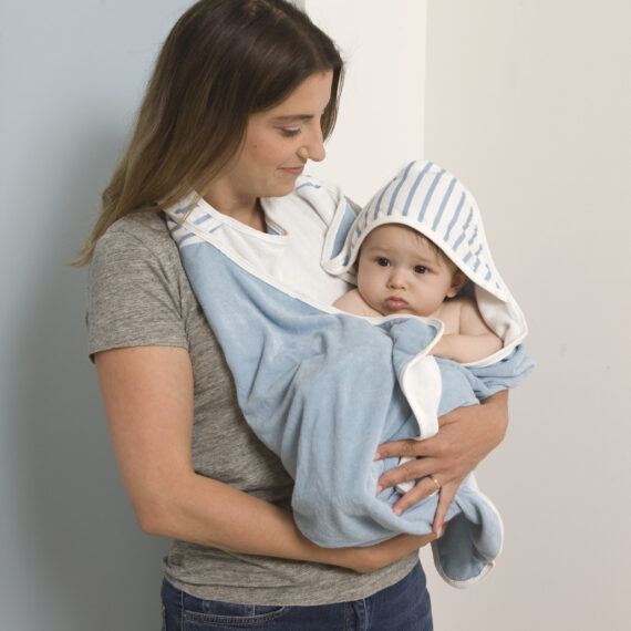 BabyToLove Bambusový uterák s kapucňou pre bábätká a deti – modré pruhy