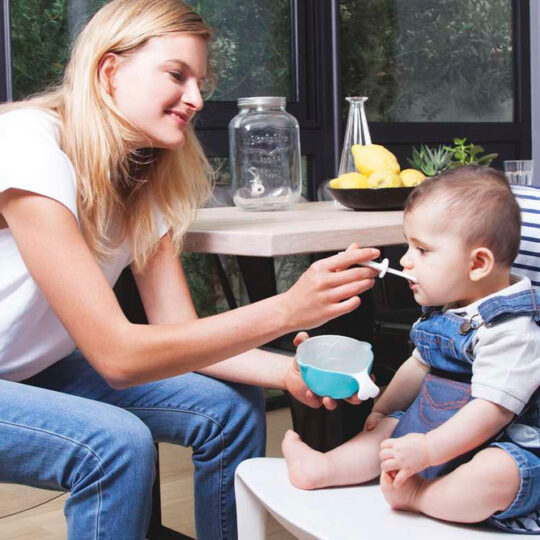 BabyToLove Látková cestovná stolička s navlečením na opierku – Modré pruhy