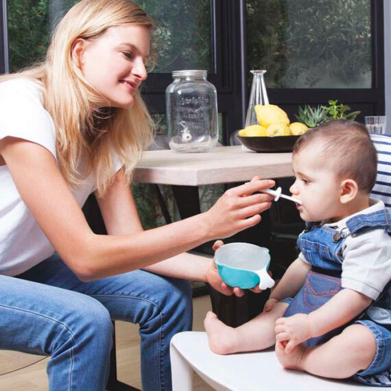 BabyToLove Látková cestovná stolička s navlečením na opierku – Modré pruhy