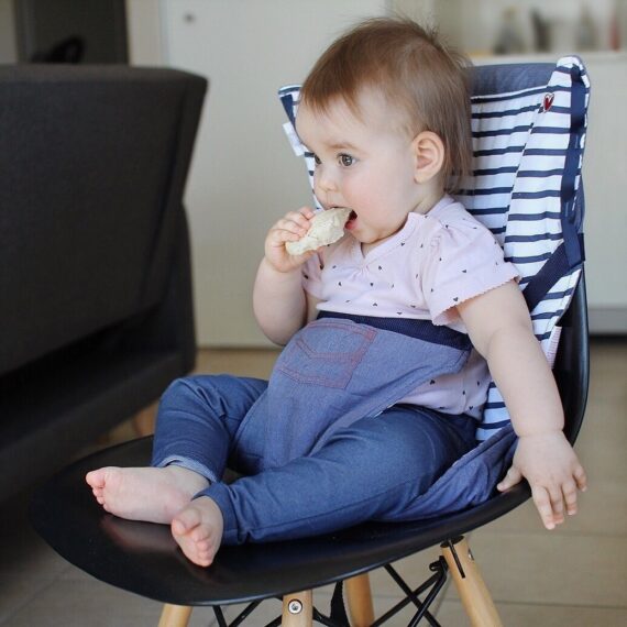 BabyToLove Látková cestovná stolička s navlečením na opierku – Modré pruhy