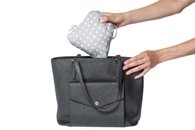 BabyToLove Nomade Látková cestovná stolička s navlečením na opierku – biele hviezdičky