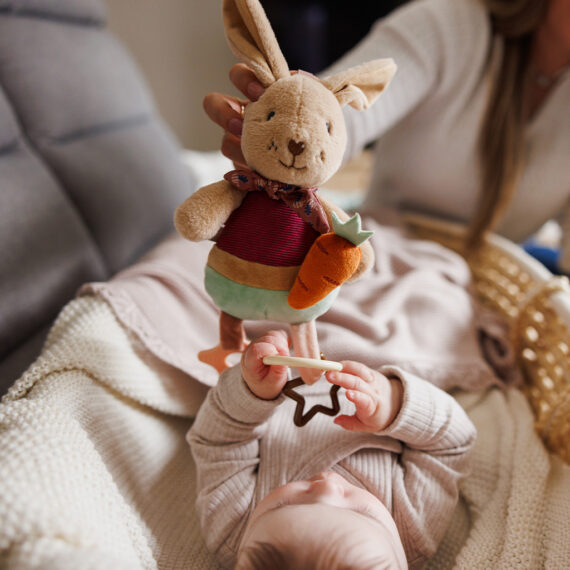 BABYONO Hračka závesná s hryzačkou Rabbit Karo 0m+