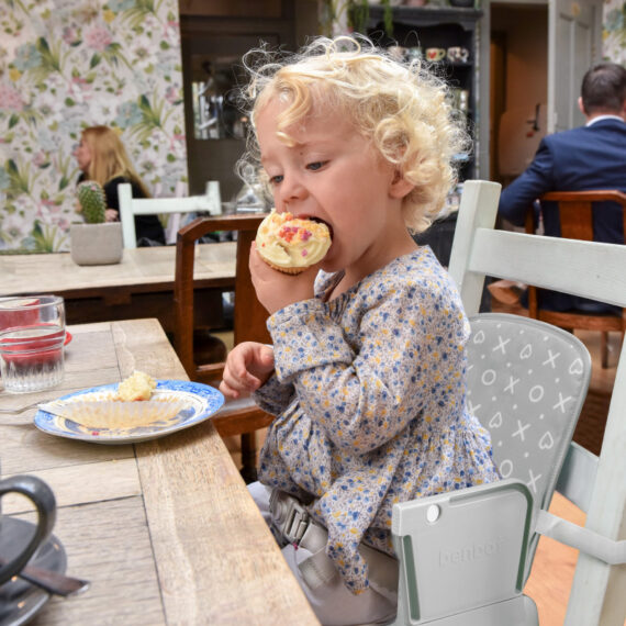 Benbat YummiGo PLUS Booster – Cestovná stolička na kŕmenie a detský kufrík 2v1, šedý