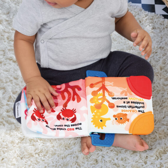 BABY EINSTEIN Knižka mäkká s hryzátkami a textúrami Shades of the Sea™, 0m+
