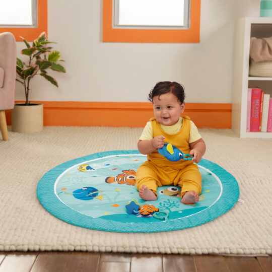 BRIGHT STARTS Deka hracia pre rozvoj motoriky a zmyslov Finding Nemo POP 'N Wiggle™, 0m+